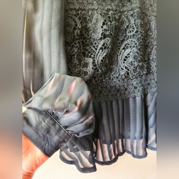 Emerald Lace Blouse - Picture 2 of 5